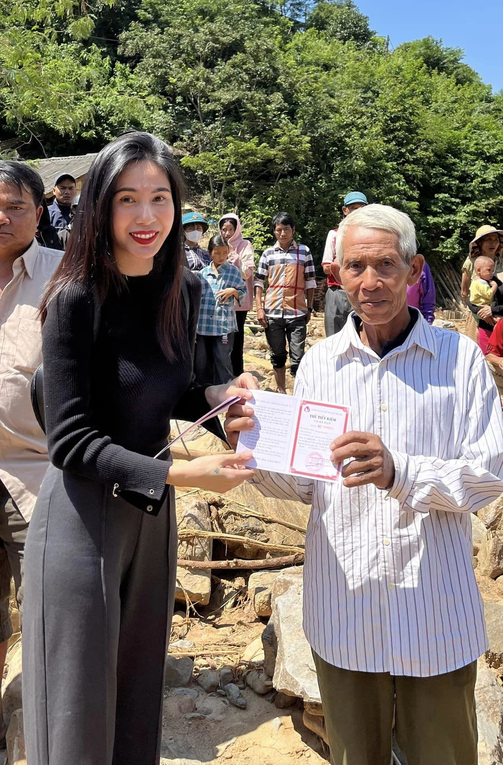 Thủy Tiên dần lấy lại tình cảm của dân tình: Không ngại gian khó, về quê chồng từ thiện - Hình 9