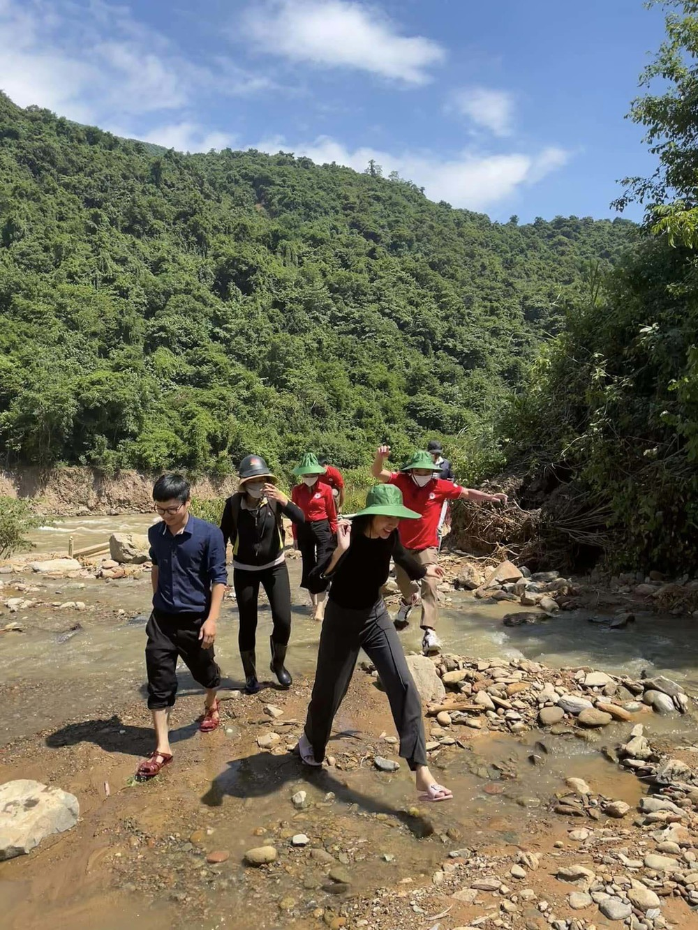 Thủy Tiên dần lấy lại tình cảm của dân tình: Không ngại gian khó, về quê chồng từ thiện - Hình 5
