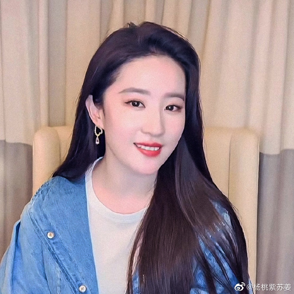 Lưu Diệc Phi được cha nuôi 'quay xe', cưng như trứng mỏng sau khi 'đá' người tình kém 30 tuổi - Hình 8