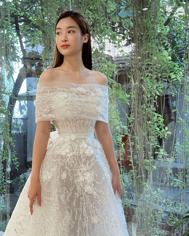 Đỗ Mỹ Linh chuẩn bị 5 bộ váy cưới, thiệp cưới 2 phiên bản cực sang trọng đậm chất nhà hào môn - Hình 7