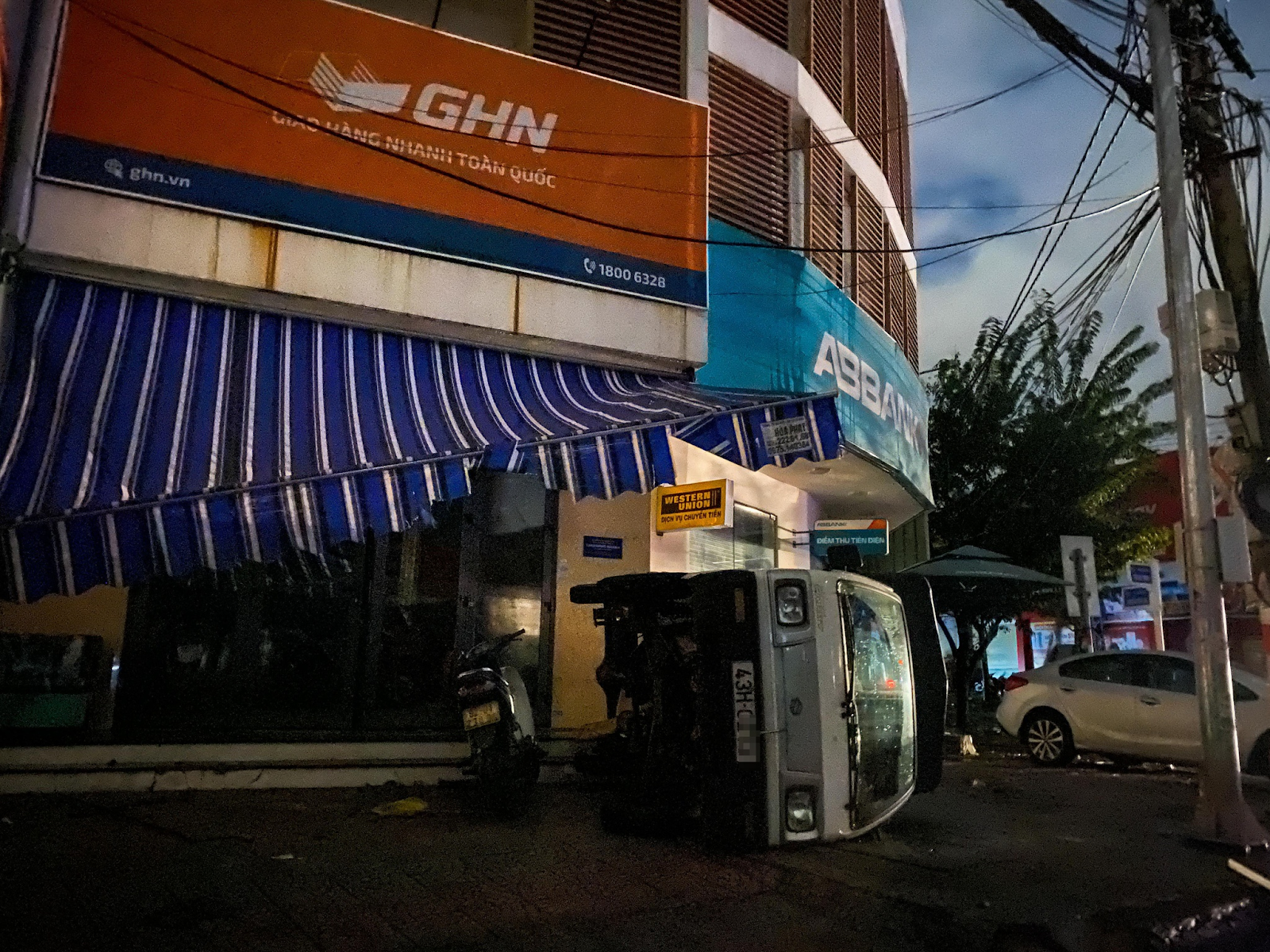 Người dân Đà Nẵng trắng đêm kêu cứu, cảnh tượng chưa từng thấy sau trận lũ lịch sử - Hình 9