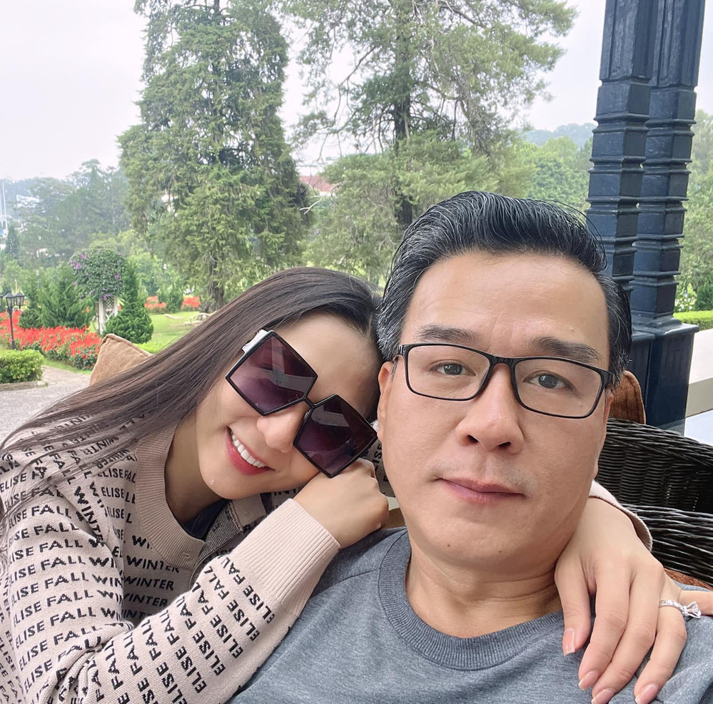 Vua cá Koi chuẩn người đàn ông yêu vợ: Khoe ảnh nóc nhà, được bà xã đích thân chải tóc - Hình 13