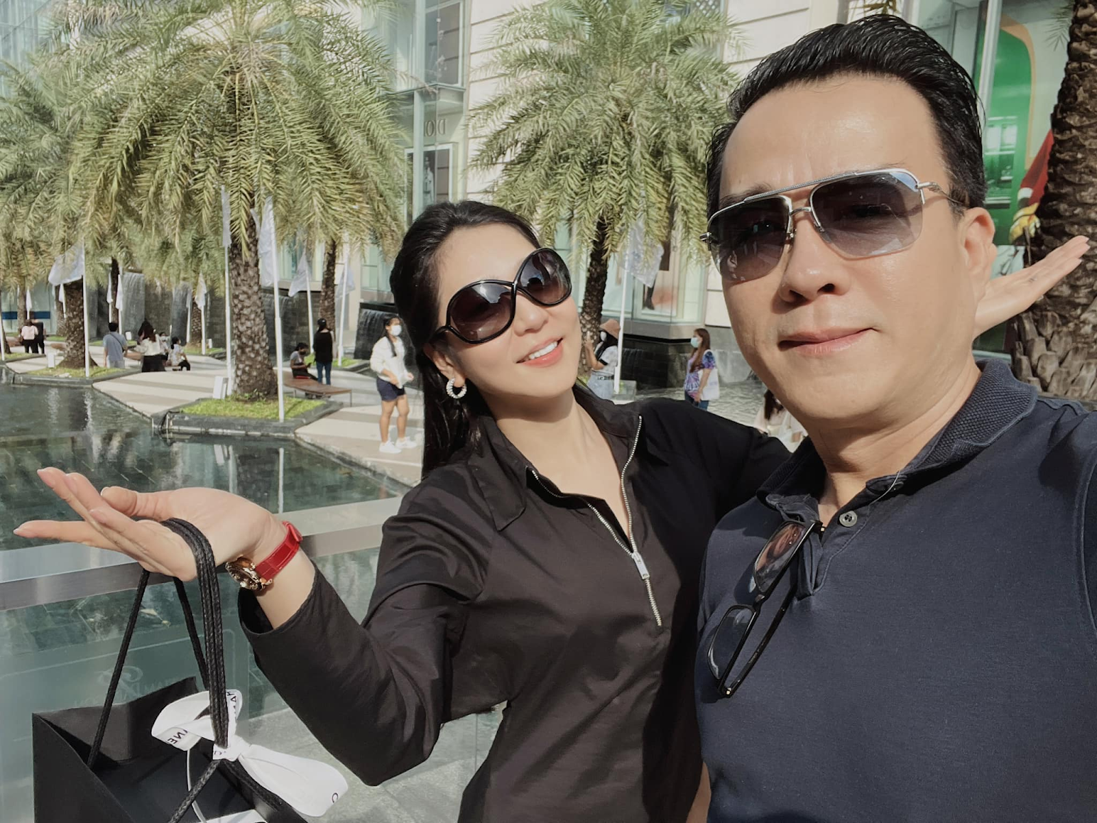 Vua cá Koi chuẩn người đàn ông yêu vợ: Khoe ảnh nóc nhà, được bà xã đích thân chải tóc - Hình 2