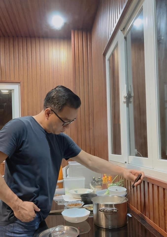 Vua cá Koi chuẩn người đàn ông yêu vợ: Khoe ảnh nóc nhà, được bà xã đích thân chải tóc - Hình 15