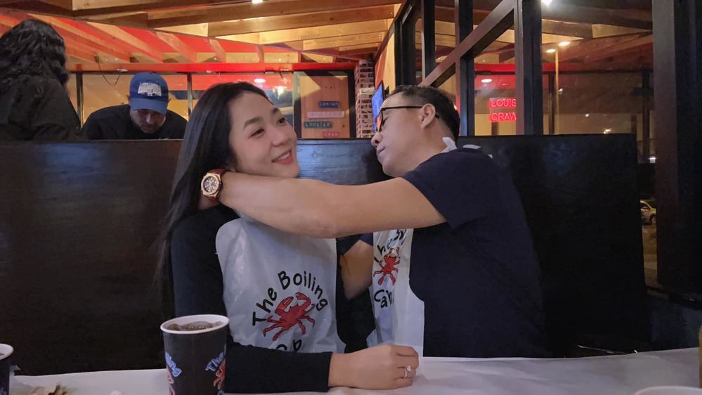 Vua cá Koi chuẩn người đàn ông yêu vợ: Khoe ảnh nóc nhà, được bà xã đích thân chải tóc - Hình 6