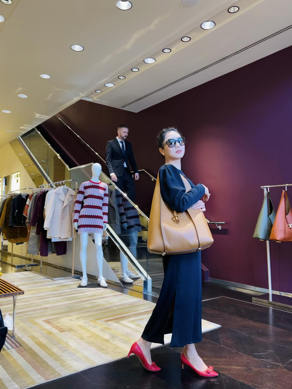 Vua cá Koi chuẩn người đàn ông yêu vợ: Khoe ảnh nóc nhà, được bà xã đích thân chải tóc - Hình 8