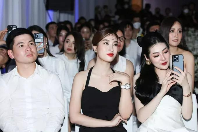 HOT: Đỗ Mỹ Linh bị 'đột nhập' đám hỏi: Bảo vệ túc trực, cô dâu lấp ló, dàn hậu quy tụ bê tráp - Hình 18