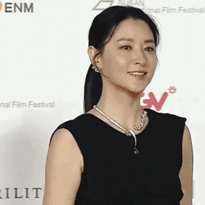 Nhan sắc tuổi 51 của Lee Young Ae - Hình 2