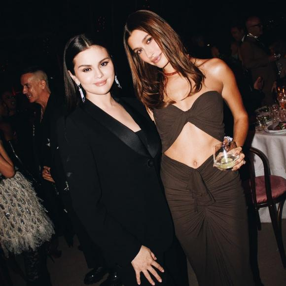 Selena Gomez và Hailey Bieber chụp chung thân thiết như chị em, đập tan tin đồn hiềm khích - Hình 3