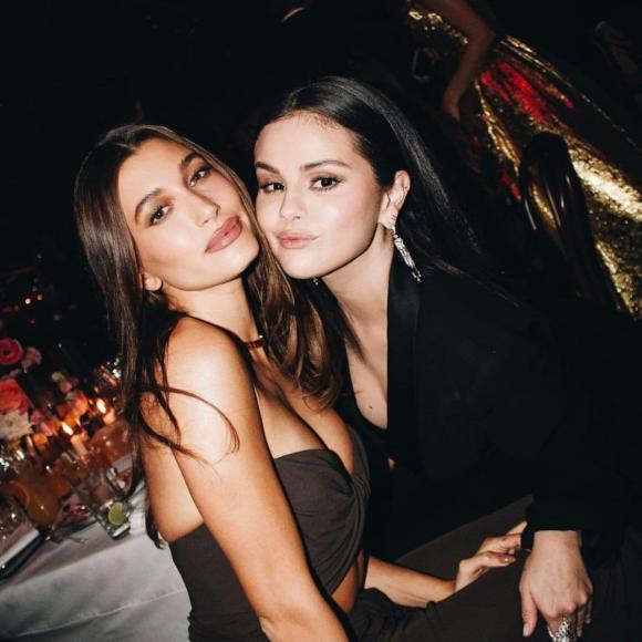 Selena Gomez và Hailey Bieber chụp chung thân thiết như chị em, đập tan tin đồn hiềm khích - Hình 4