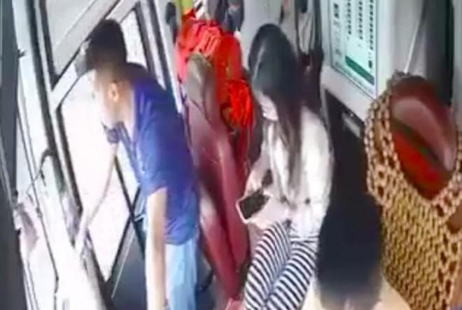 Nhà xe chính thức lên tiếng về hình ảnh âu yếm của khách nữ và nhân viên, CĐM quay xe đồng loạt - Hình 3