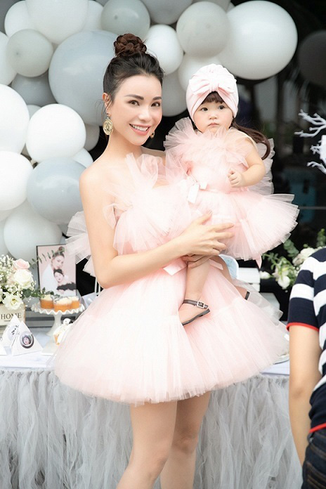 Trà Ngọc Hằng: Chân dài số khổ bị tố quỵt nợ, chơi ngải, gái bia ôm tới tay trắng làm mẹ đơn thân - Hình 8