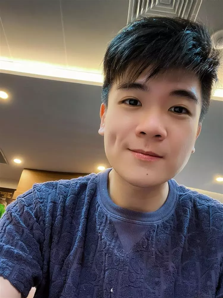Anh chồng Đỗ Mỹ Linh khoe vóc dáng mlem, để lộ núi hàng hiệu gây choáng - Hình 6