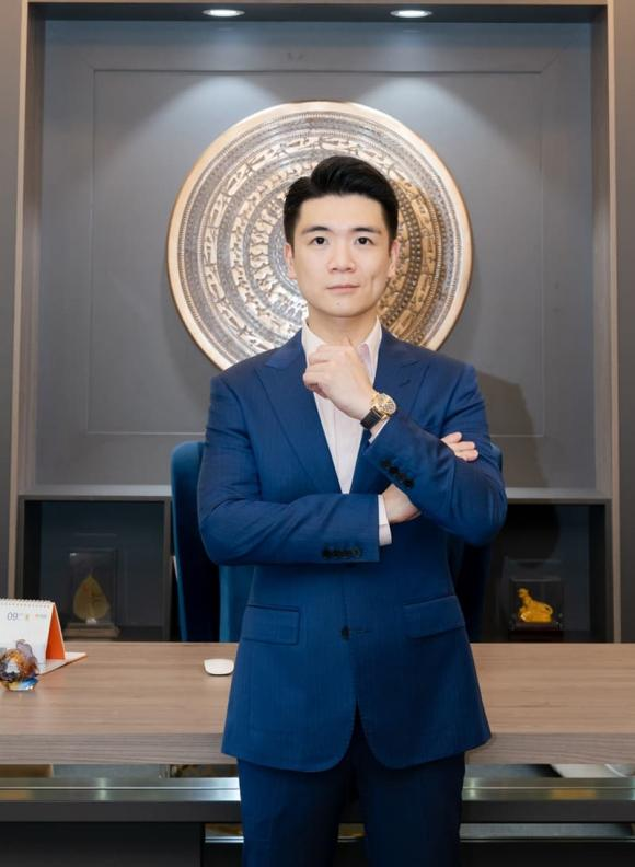Anh chồng Đỗ Mỹ Linh khoe vóc dáng mlem, để lộ núi hàng hiệu gây choáng - Hình 7