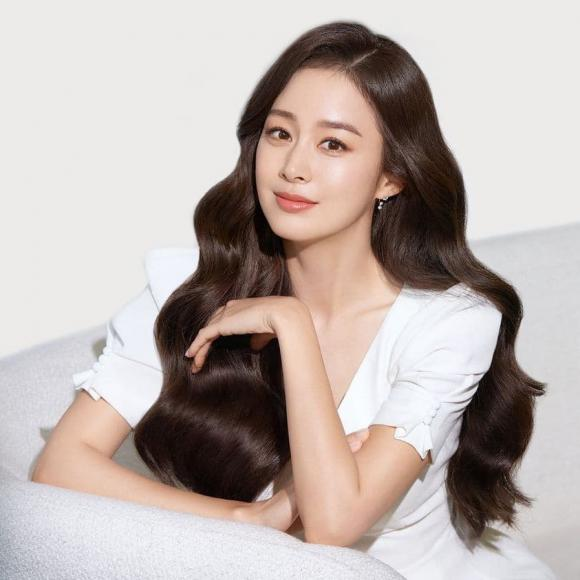 Kim Tae Hee và Song Ji Hyo: Cùng được tuyển ở nơi công cộng nhưng số phận lại trái ngược - Hình 1