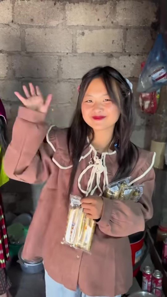 Phúng Phính Hà Giang ngày càng ra dáng nhà giàu, để lộ nhan sắc mẹ ruột như Quỳnh Búp Bê - Hình 5