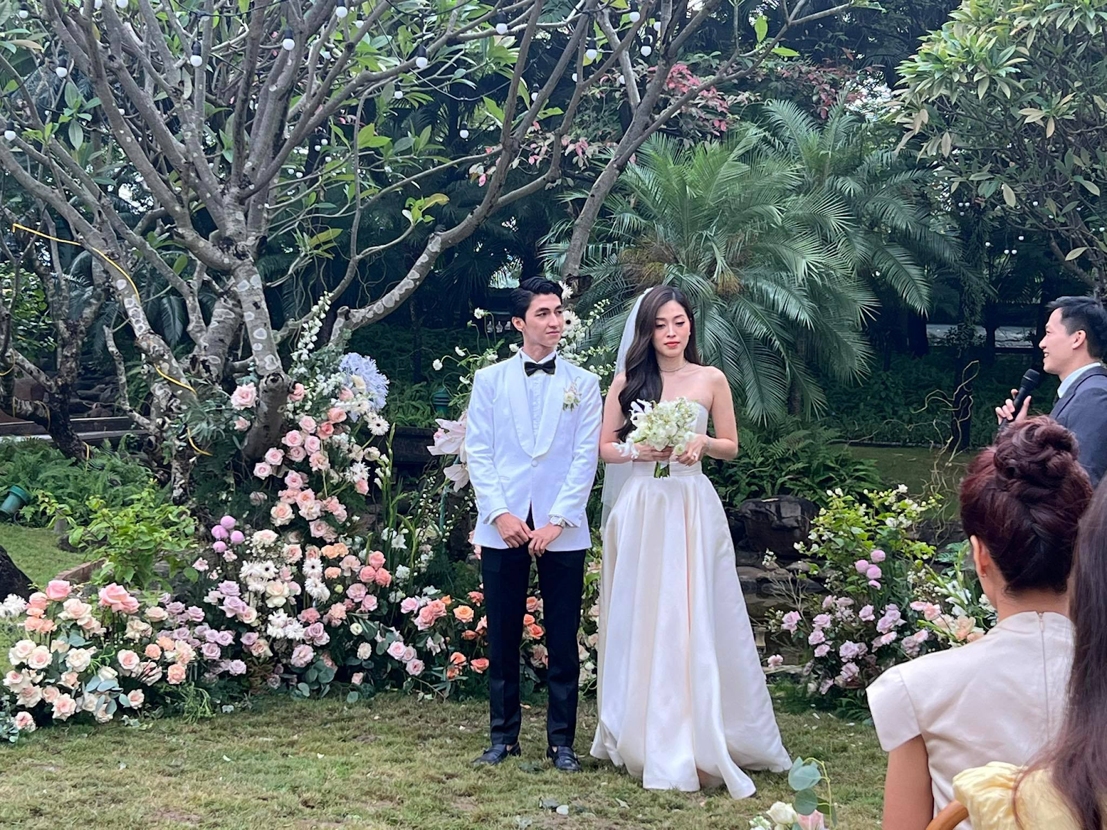 Đám cưới Á hậu Phương Nga - Bình An: Cô dâu rơi nước mắt đọc lời thề nguyền với chú rể - Hình 2
