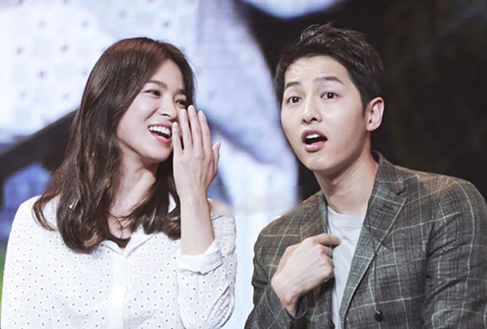 Song Joong Ki bị lộ cảnh làm nũng với tình mới, ngọt ngào hệt như khi mới yêu Song Hye Kyo? - Hình 10