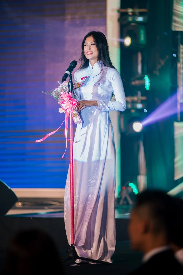 Thiên Ân công bố đầm dạ hội na ná Thùy Tiên, nghi bị chơi xấu trước bán kết, lộ clip thời còn phèn - Hình 2