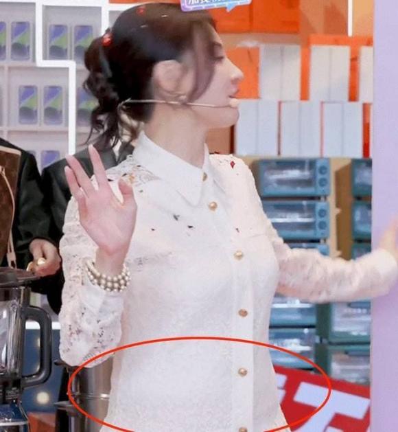 Trương Bá Chi để lộ bằng chứng mang thai lần 4 khó chối cãi sau ồn ào yêu bố ruột Tạ Đình Phong - Hình 2