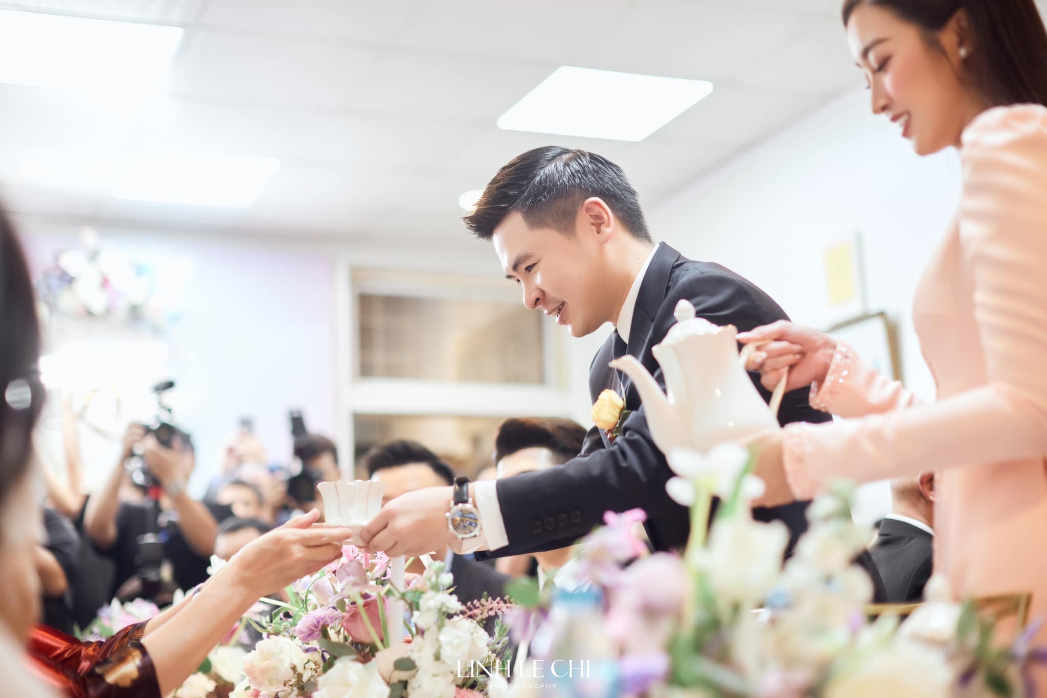 Đỗ Mỹ Linh cười tít mắt bên thiếu gia Đỗ Vinh Quang khi bước chân về nhà chồng, dàn siêu xe đổ bộ - Hình 18