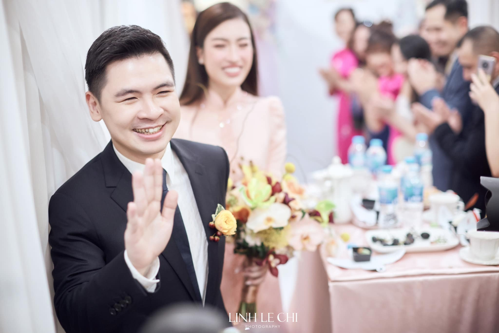 Đỗ Mỹ Linh khóa môi chủ tịch, chú rể lộ khuyết điểm ở mặt tiền - gia đình chồng nhận xét con dâu - Hình 2