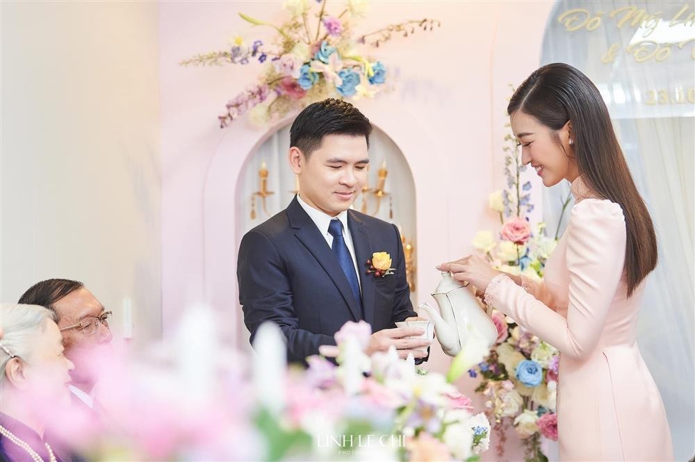 Chồng Đỗ Mỹ Linh có động thái ngọt như mía lùi khiến bao nàng ghen tị trong ngày đầu có vợ Hoa hậu - Hình 5