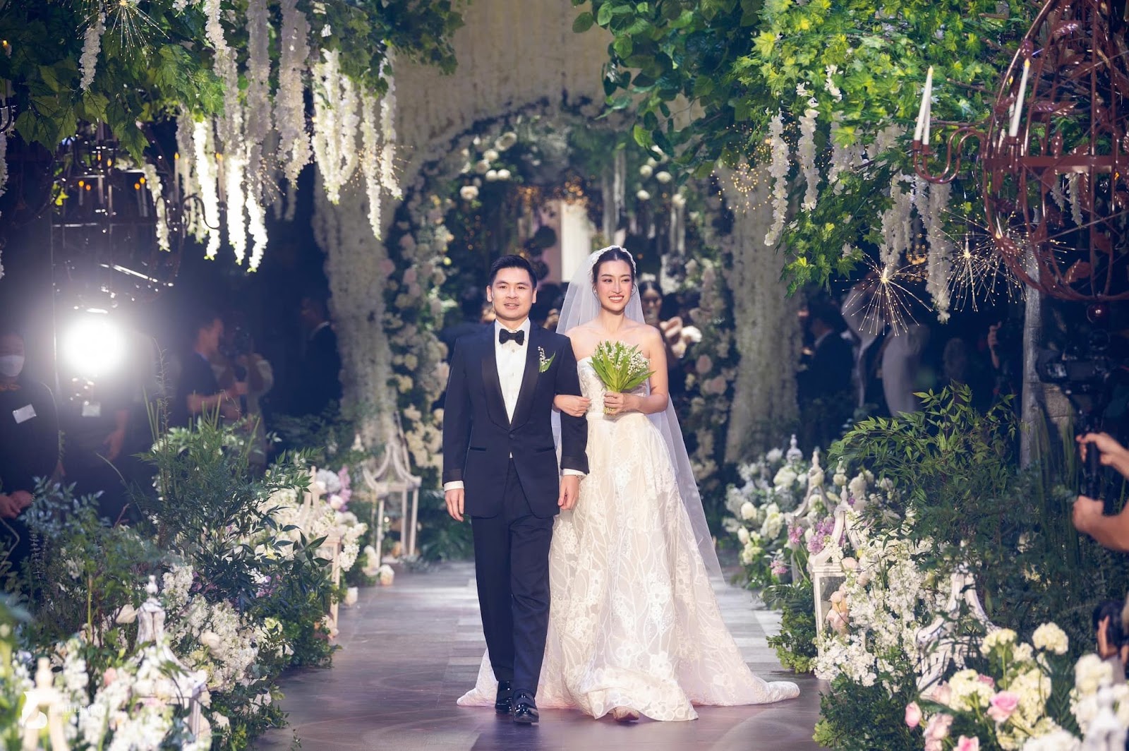 Chồng Đỗ Mỹ Linh có động thái ngọt như mía lùi khiến bao nàng ghen tị trong ngày đầu có vợ Hoa hậu - Hình 1