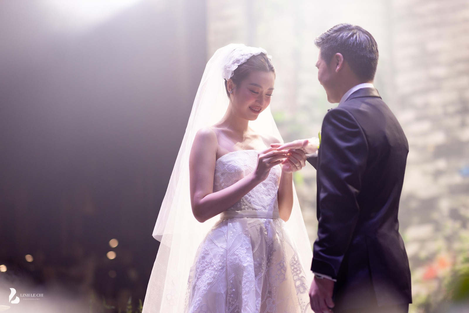 Đỗ Vinh Quang xấu hổ khi bày tỏ tình cảm với Đỗ Mỹ Linh trên lễ đường, cô dâu bật khóc nức nở - Hình 9