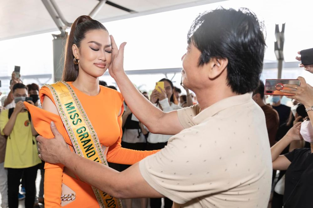 Thiên Ân về nước, bật khóc trong vòng tay cha ruột, tự hào đội vương miện gãy, Mr. Nawat có áy náy? - Hình 9
