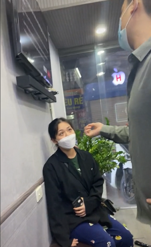 Chủ shop điện thoại giở thói côn đồ, tác động khách hàng khi đến bảo hành: Làm loạn cửa hàng tao à - Hình 4