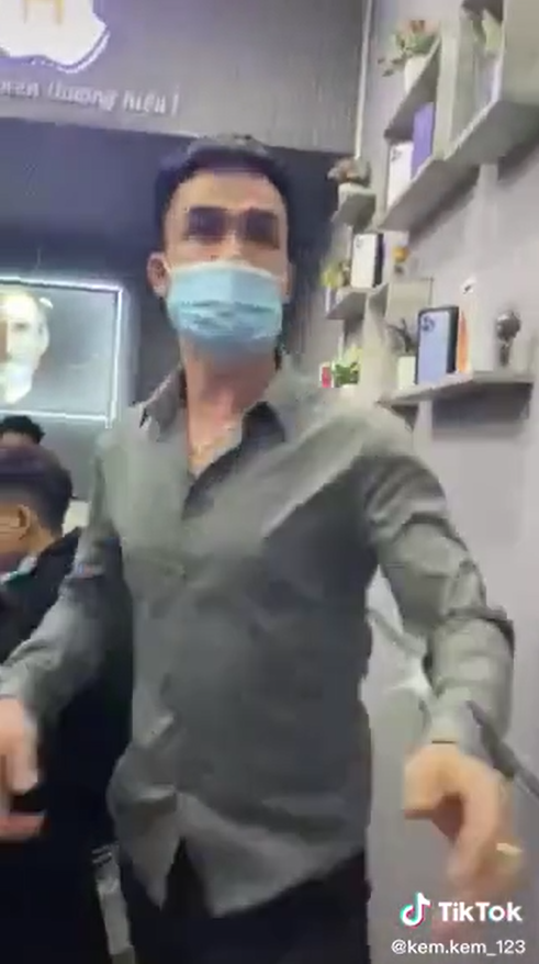 Chủ shop điện thoại giở thói côn đồ, tác động khách hàng khi đến bảo hành: Làm loạn cửa hàng tao à - Hình 2