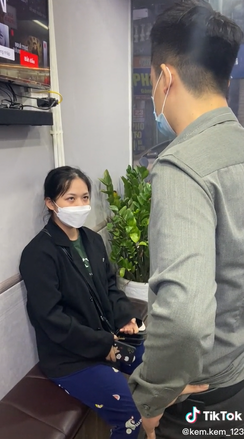 Chủ shop điện thoại giở thói côn đồ, tác động khách hàng khi đến bảo hành: Làm loạn cửa hàng tao à - Hình 1