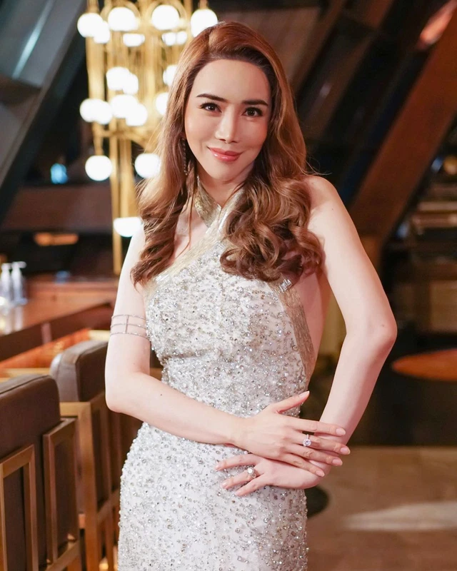 Anne Jakrajutatip - Tỷ phú chuyển giới mua lại Miss Universe: Xinh đẹp, giàu hơn cả Mr. Nawat (MGI) - Hình 6