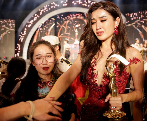 Huyền My khóc vì out top giống Thiên Ân nhưng bị giám khảo Việt chê yếu kém, làm xấu nước chủ nhà - Hình 2