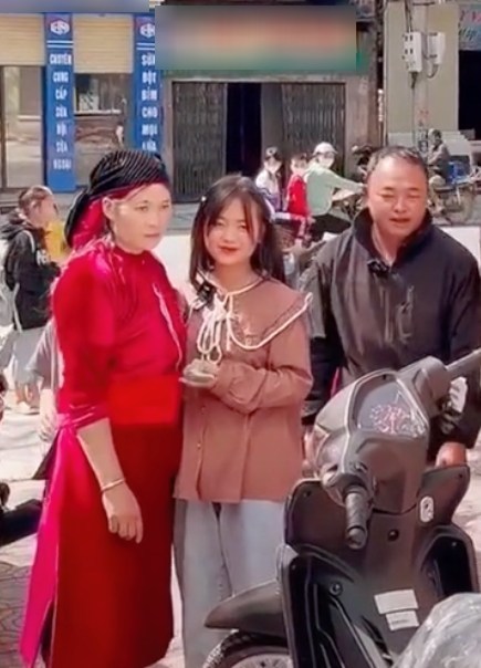 Tiểu Màn Thầu Hà Giang 'đi thăm Mr.Nawat', phản ứng của người dân dành cho cô bé gây xôn xao - Hình 8