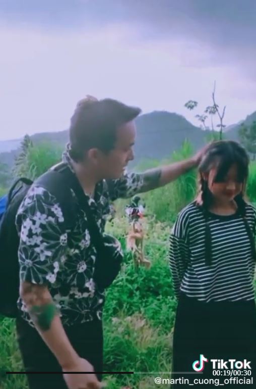 Tiểu Màn Thầu Hà Giang 'đi thăm Mr.Nawat', phản ứng của người dân dành cho cô bé gây xôn xao - Hình 14