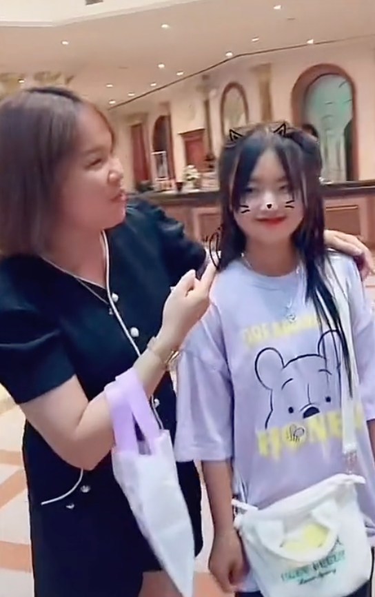 Tiểu Màn Thầu Hà Giang 'đi thăm Mr.Nawat', phản ứng của người dân dành cho cô bé gây xôn xao - Hình 3