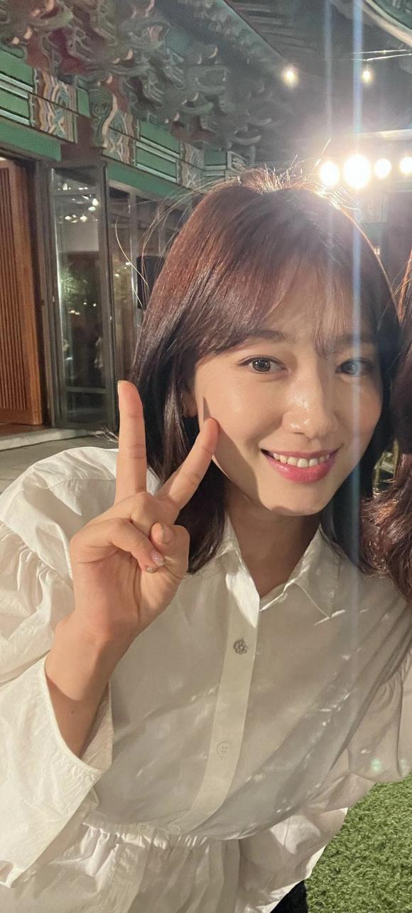 Park Shin Hye tình tứ bên chồng lộ diện sau hạ sinh quý tử đầu lòng, nhan sắc mẹ bỉm sữa gây chú ý - Hình 2