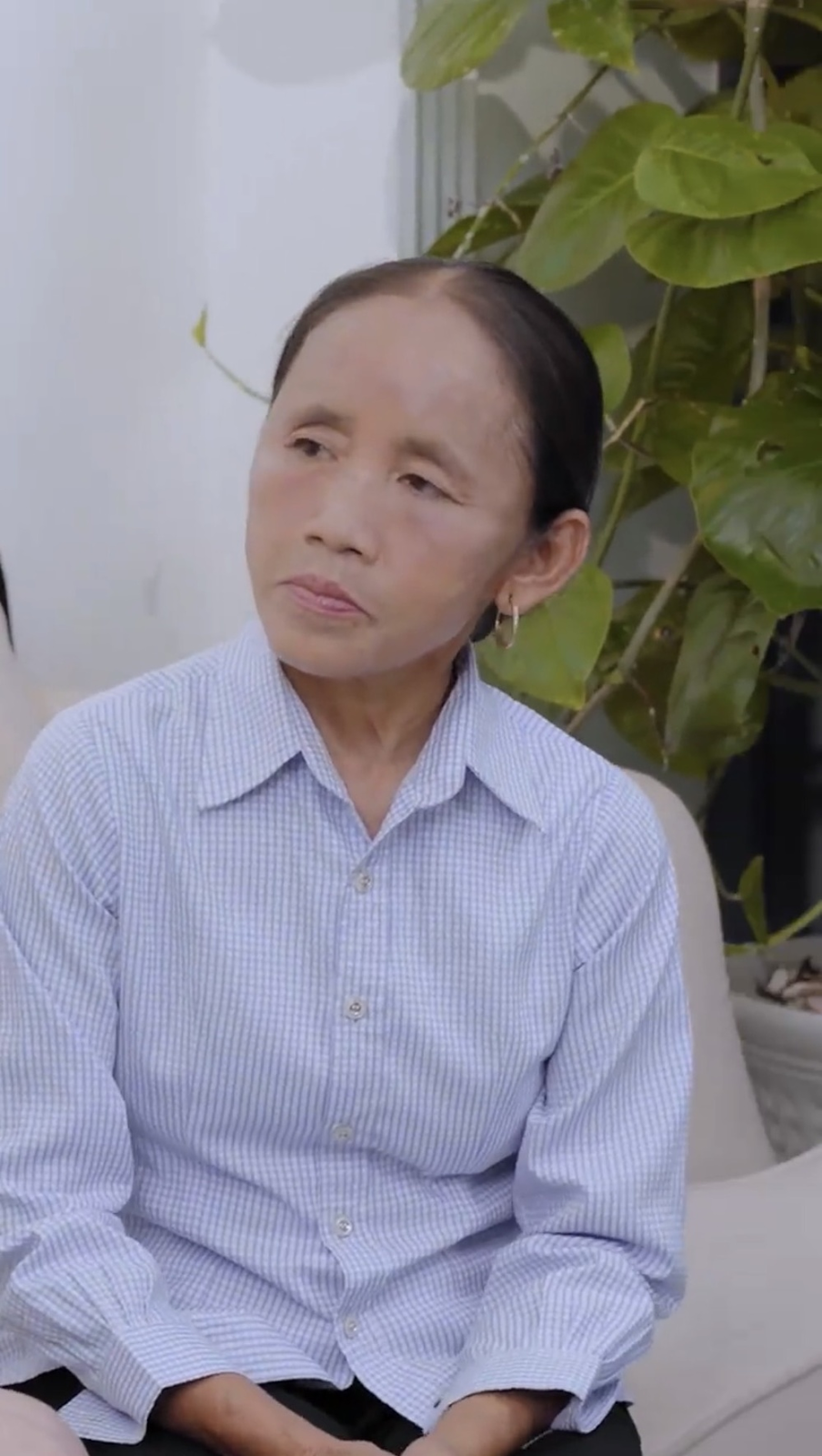 Bà Tân Vlog đi thẩm mỹ, làm môi ở tuổi U60, diện mạo thay đổi ra sao mà bị chê hết giản dị? - Hình 7