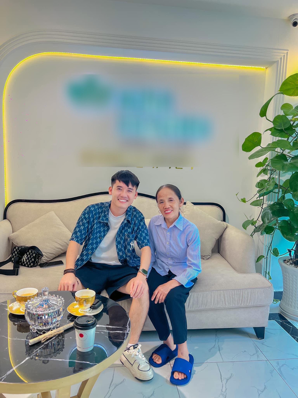 Bà Tân Vlog đi thẩm mỹ, làm môi ở tuổi U60, diện mạo thay đổi ra sao mà bị chê hết giản dị? - Hình 2