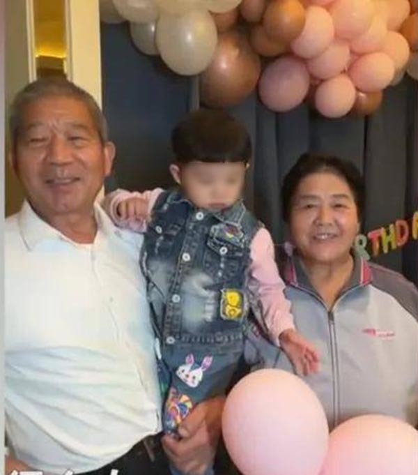 Bố mẹ U70 mừng sinh nhật con gái 3 tuổi: Từng bất ngờ khi có thai - Hình 1