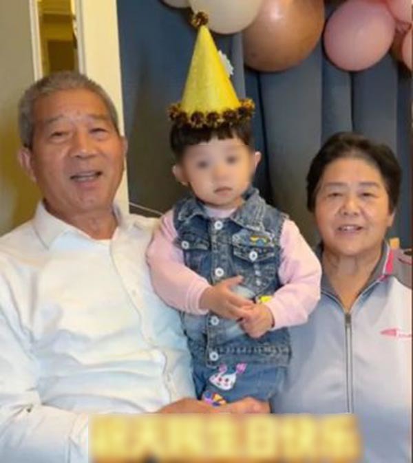 Bố mẹ U70 mừng sinh nhật con gái 3 tuổi: Từng bất ngờ khi có thai - Hình 2