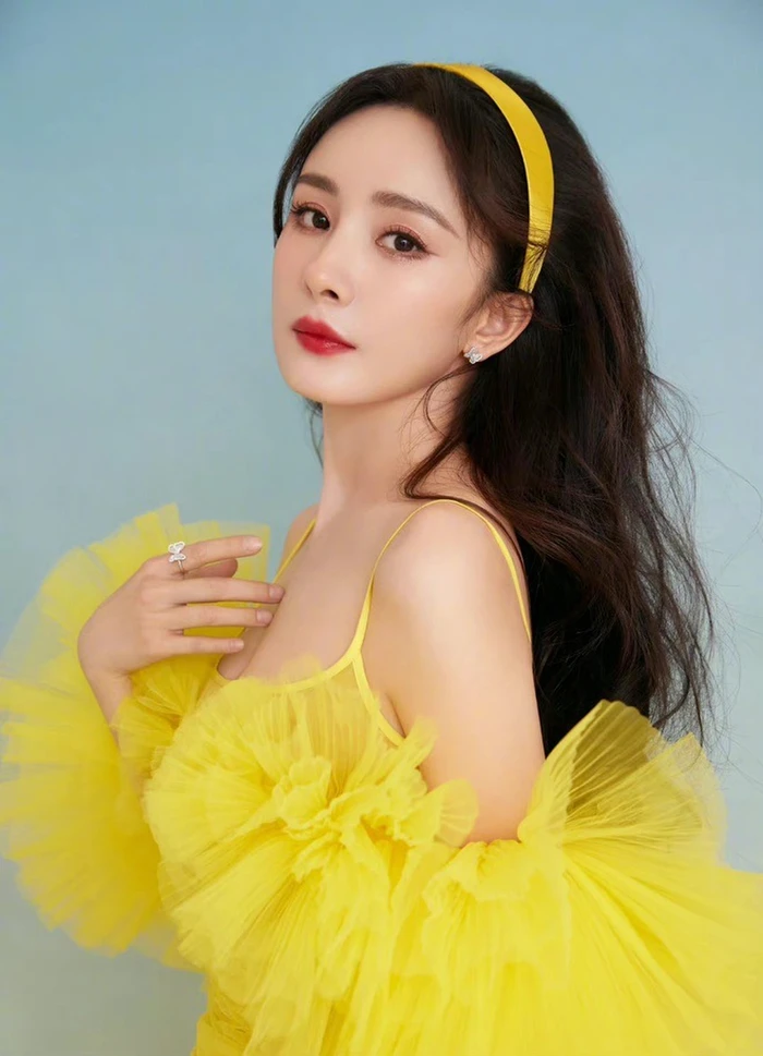 Dương Mịch chứng minh đẳng cấp khi bị tụt áo, bố ruột thẳng thừng chê bai? - Hình 4