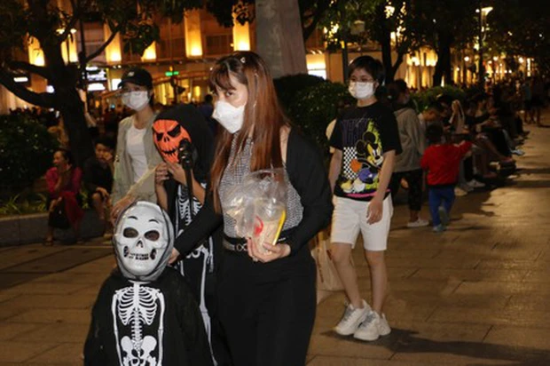 Halloween biến tướng, tranh cãi nhóm bạn trẻ đắp chiếu, cắm nhang giữa phố đi bộ bị chê phản cảm - Hình 5