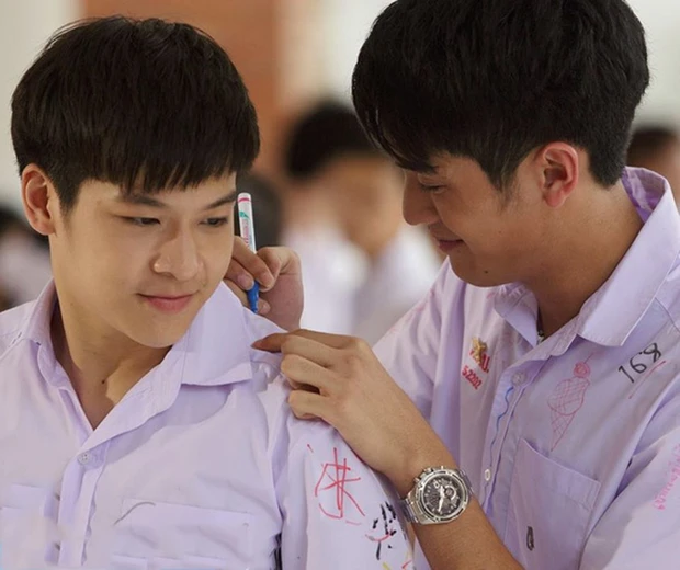 March Chutavuth: Mỹ nam cật lực theo đuổi Baifern, nhan sắc cực phẩm và nghi án mây mưa trong WC? - Hình 2
