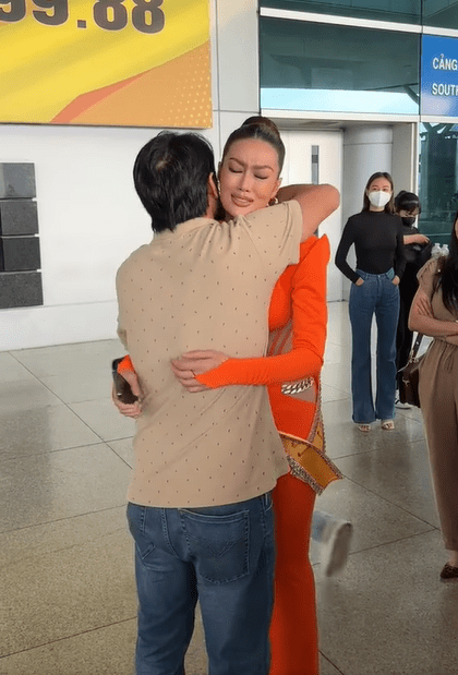 Hoa hậu Thiên Ân và bố gây xúc động khi đưa tiễn tại sân bay lên đường thi Miss Grand International - Hình 2