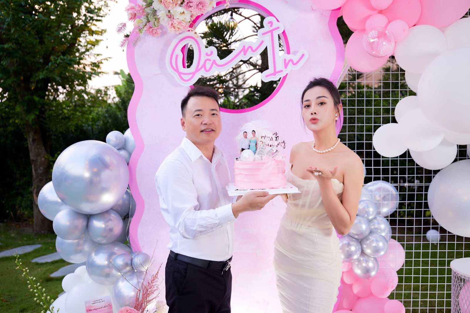 Phương Oanh bất ngờ khóa Facebook, xóa hết ảnh mặn nồng bên Shark Bình, chính thức nói lời chia tay? - Hình 1