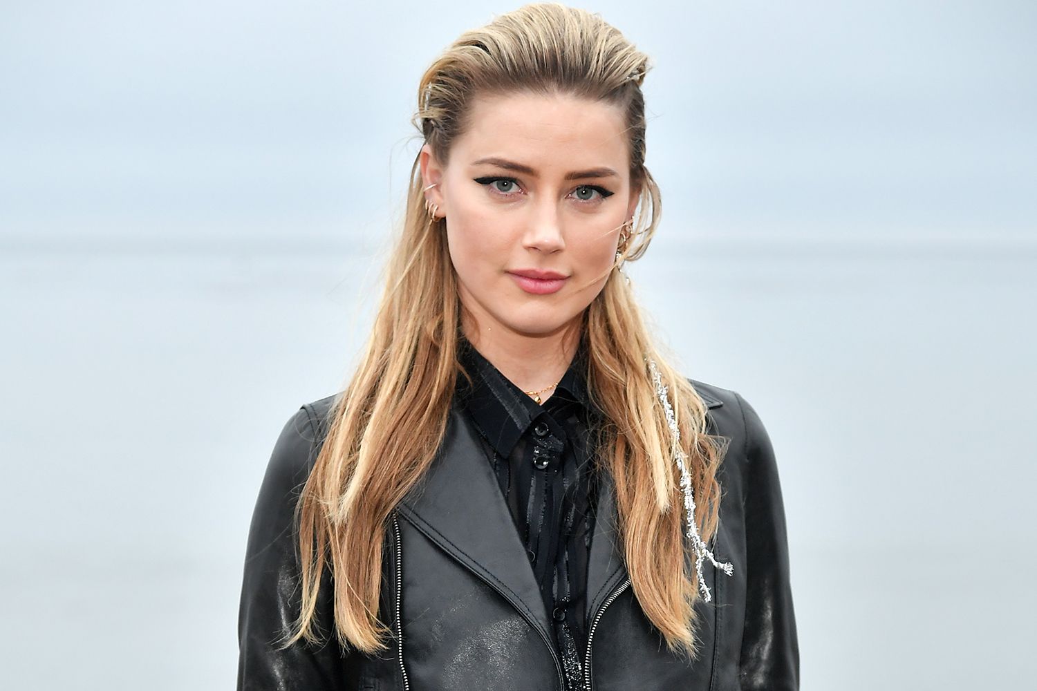 Amber Heard bị tóm sống kéo quần, phóng uế ngay trên phố - Hình 1