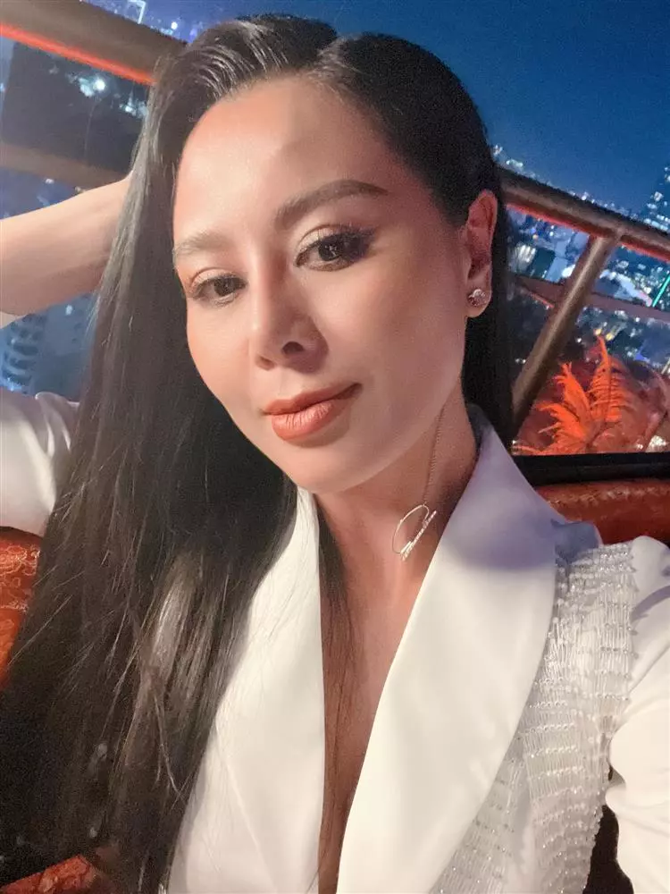 Nam Thư 'húych' người trong thang máy vì chướng mắt, dư luận đồng loạt chê: Chắc có văn hóa? - Hình 1